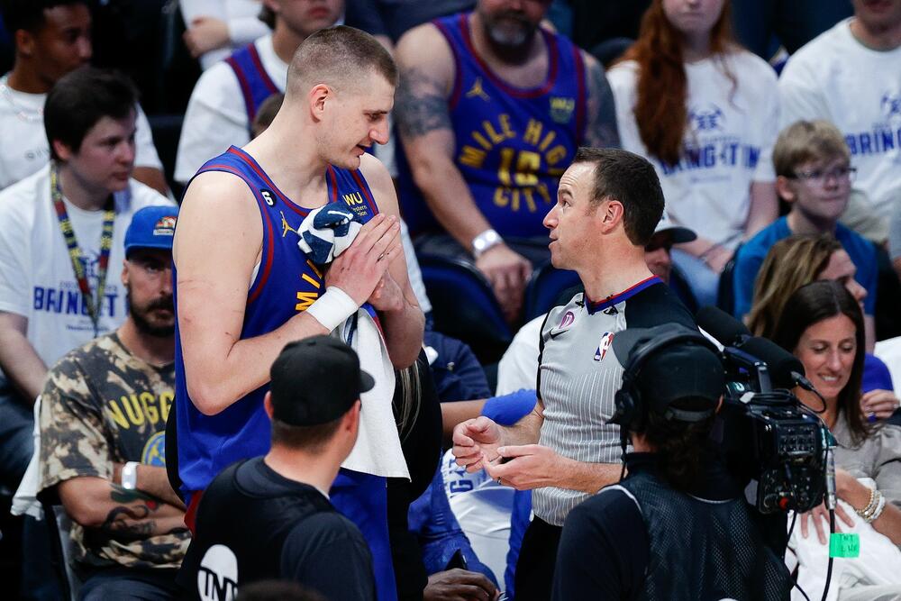 Razgovor Nikole Jokića i sudije tokom utakmice