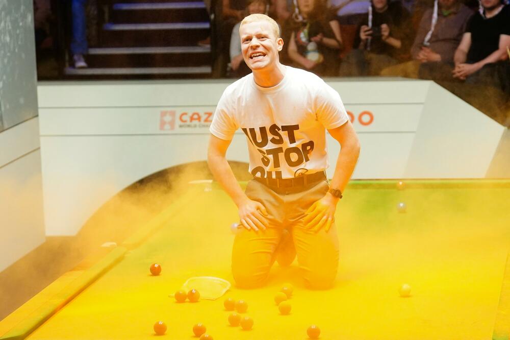 SNUKER OVO NE PAMTI! Utrčao i popeo se na sto i posuo farbom, usledio prekid oba meča (VIDEO)