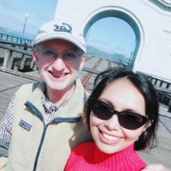 ONA IMA 27, A ON 70 GODINA: Upoznali su se preko INTERNETA, a tek da čujete gde su bili za PRVI SASTANAK (VIDEO)