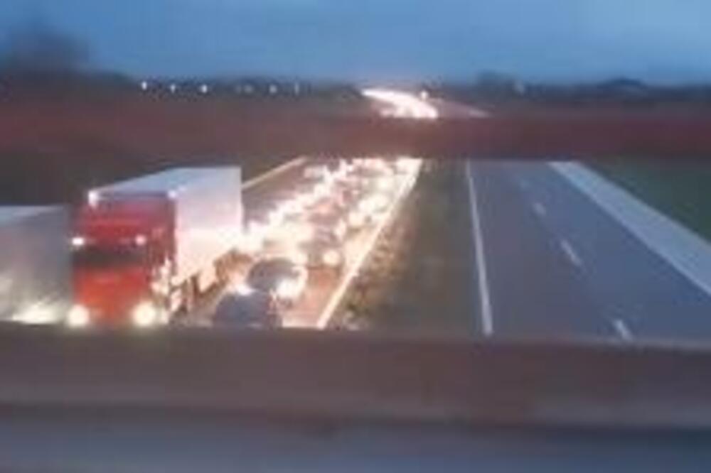 POTPUNI KRKLJANAC NA AUTO-PUTU KA BEOGRADU: Ljudi ugasili automobile i čekaju, putuju satima! (VIDEO)