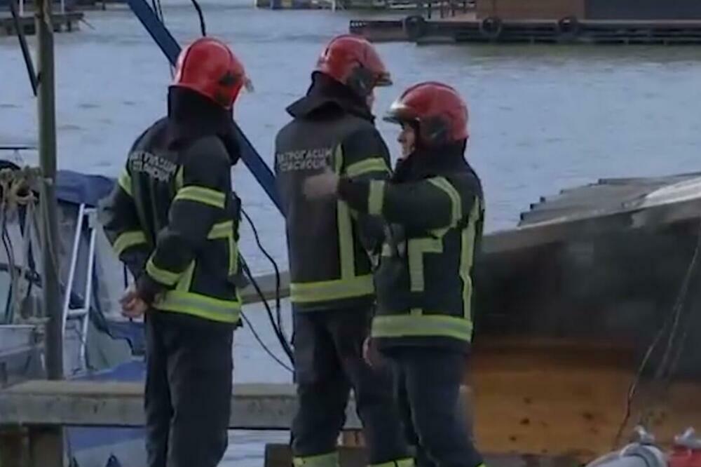 PRVE SLIKE SA SAVSKOG KEJA: Goreo splav od 100 kvadrata, MUNJEVITOM intervencijom SPREČENO širenje požara! (FOTO)