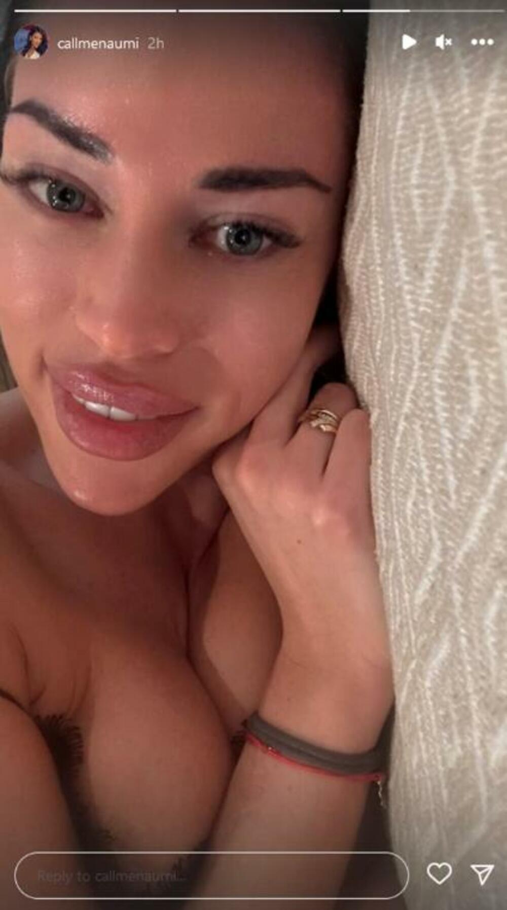 Ono što je svima zapalo za oko jeste prsten na njenoj ruci