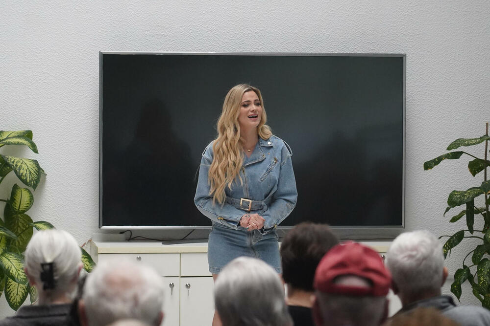 Posetila Dom za stare u kojem je boravila njena baka