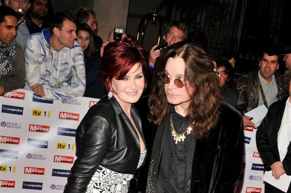 DAVIO JE PIJAN I DROGIRAN, PA VARAO SA MASERKAMA I FRIZERKOM: Ko je skandalozna udovica Ozija Ozborna?