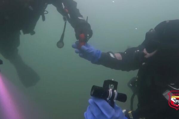 ČAČANI ZARONILI U ZAOVINSKO JEZERO PA TAMO ISPOŠTOVALI SVE VASKRŠNJE OBIČAJE: Najneverovatnije kucanje jajima IKADA