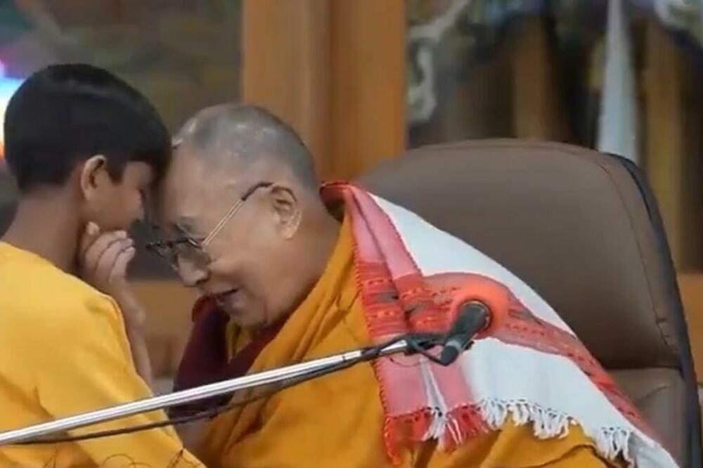 POJAVIO SE JOŠ JEDAN SKANDALOZNI SNIMAK DALAJ LAME: Ljubio DEČAKA, a sada PIPKA PEVAČICU (VIDEO)