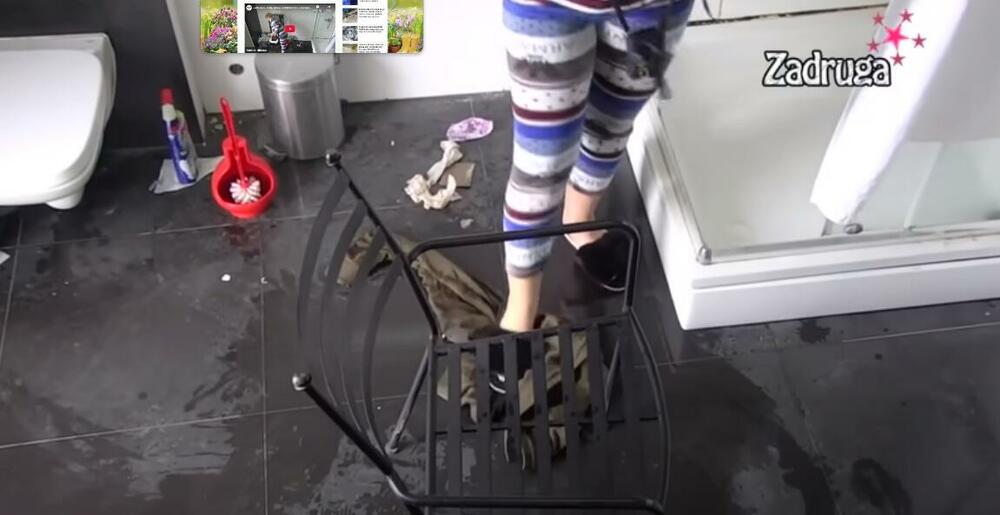 Uzela je Zolinu trenerku i šutirala je po podu do toalet