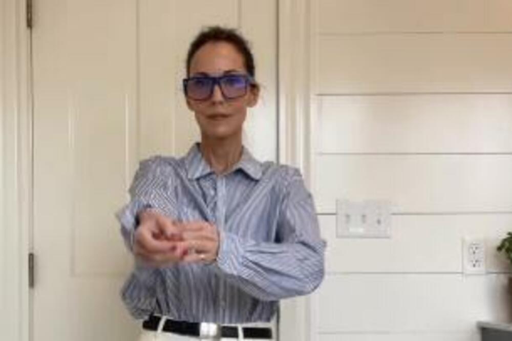 OBUCITE SE OVAKO POSLE PEDESETE I SVI ĆE SE OKRETATI ZA VAMA: Ova žena od PROSTIH STVARI pravi MAGIJU (VIDEO)