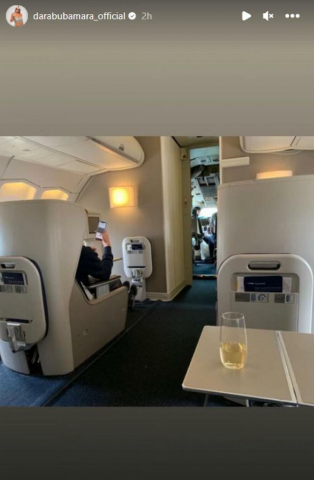 Pevačica je pokazala i da je smeštena odmah iza pilota, a nema sumnje da i te kako uživa u dugom letu