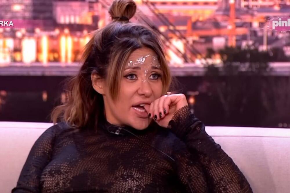 Ana Nikolić se baca po bini, skida štikle i jedva stoji na nogama! (VIDEO)