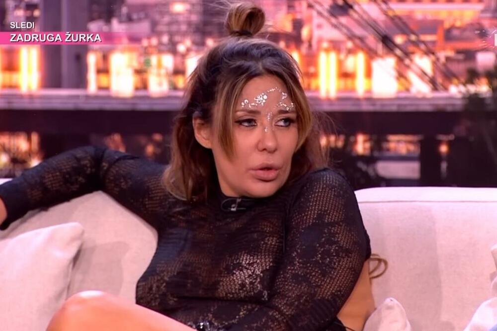 ANA GDE TI JE ZUB!? PEVAČICA ZINULA A PETICE NI NA VIDIKU: Da li je realno? FOTO