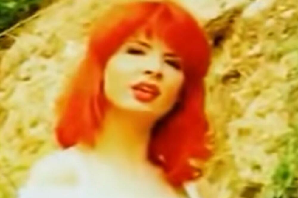 DEVEDESETIH JE BILA SAN ŽESTOKIH MOMAKA, DANAS JE NE BI PREPOZNALI: Juče se pojavila i SVE PATOSIRALA, CRNA KAO NOĆ