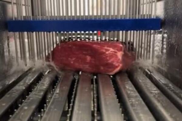 POGLEDAJTE KAKO SE PUMPA MESO U FABRIKAMA DA BI BILO UKUSNIJE I VEĆE: Isplivao snimak! (VIDEO)