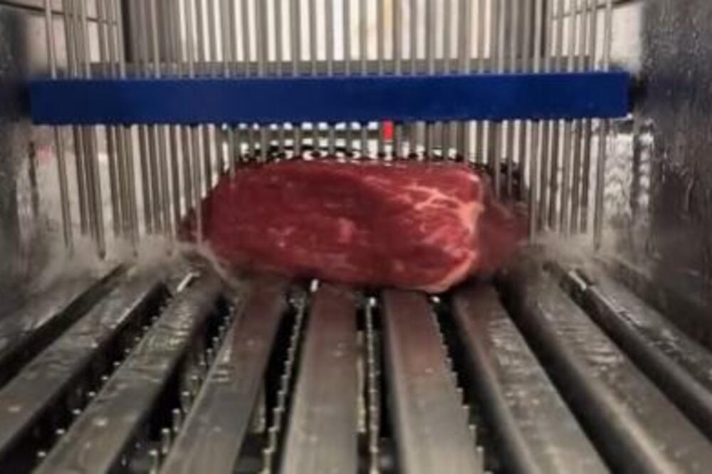 POGLEDAJTE KAKO SE PUMPA MESO U FABRIKAMA DA BI BILO UKUSNIJE I VEĆE: Isplivao snimak! (VIDEO)