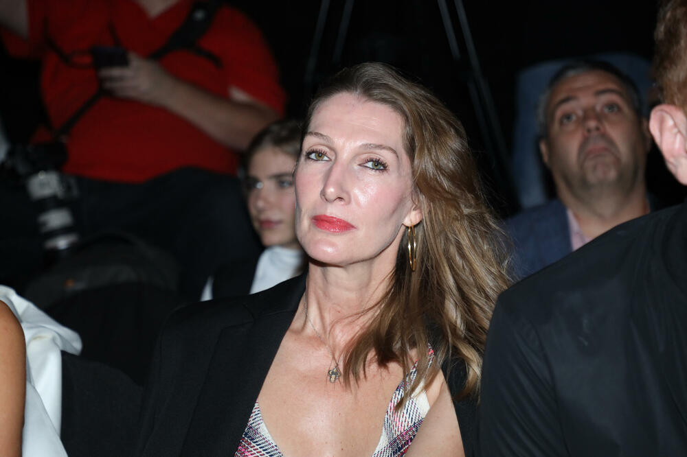 VODITELJKU STE OBOŽAVALI, A NAKON ŠAMARA U EMISIJI SVE NAPUSTILA: Danas se ne odvaja od NJEGA, a znate joj i MUŽA