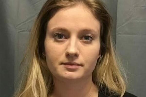 POHOTNA UČITELJICA EMA SLALA UČENIKU SKANDALOZNE PORUKE: Ostaćete FRAPIRANI kad čujete za koga je UDATA, au...