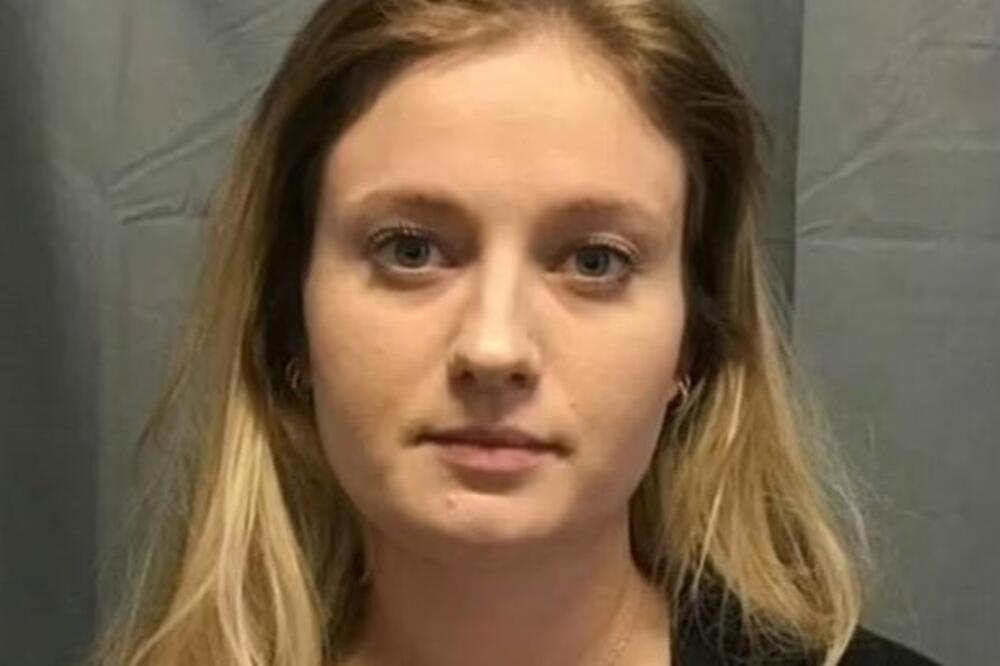 POHOTNA UČITELJICA EMA SLALA UČENIKU SKANDALOZNE PORUKE: Ostaćete FRAPIRANI kad čujete za koga je UDATA, au...