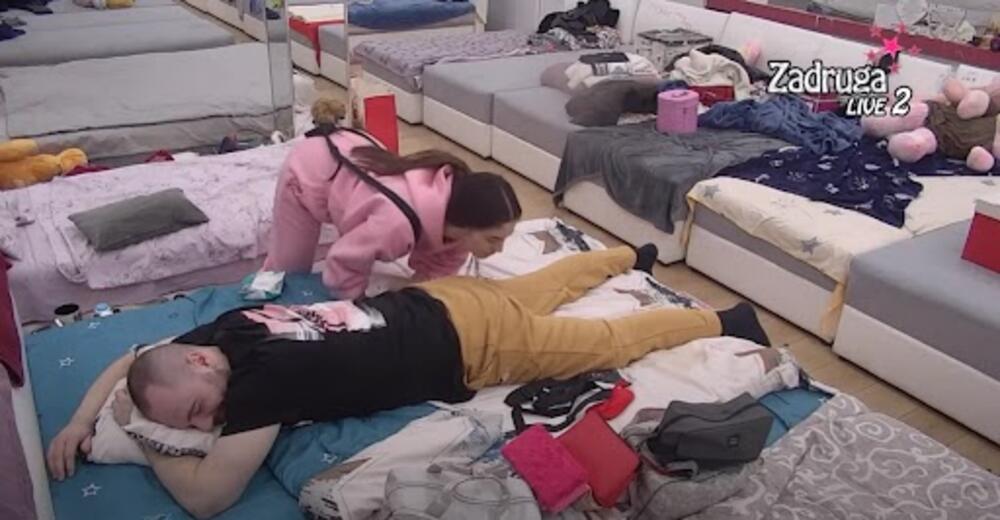 Ona se zadrugarkama pohvalila i poklonom od Zvezdana Slavnića koji je dobila od njega, a u pitanju je bio par čarapa.