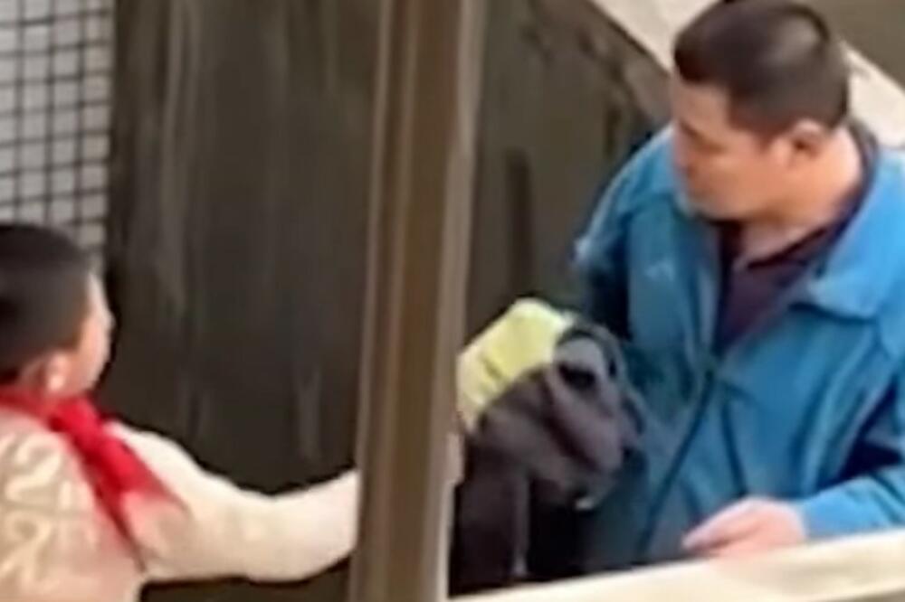 RAZMAŽENI DEČAK NAPAO OCA SATAROM: Razlog je NEREALAN, bizaran incident SNIMLJEN kamerom (UZNEMIRUJUĆE)