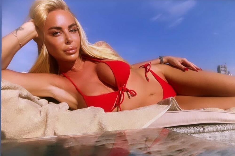 VODITELJKA PINKA U VRELOM IZDANJU! Kupaći jedva prekrio JAKE ATRIBUTE, nije ni čudo što je MILJENICA SVIH SRBA