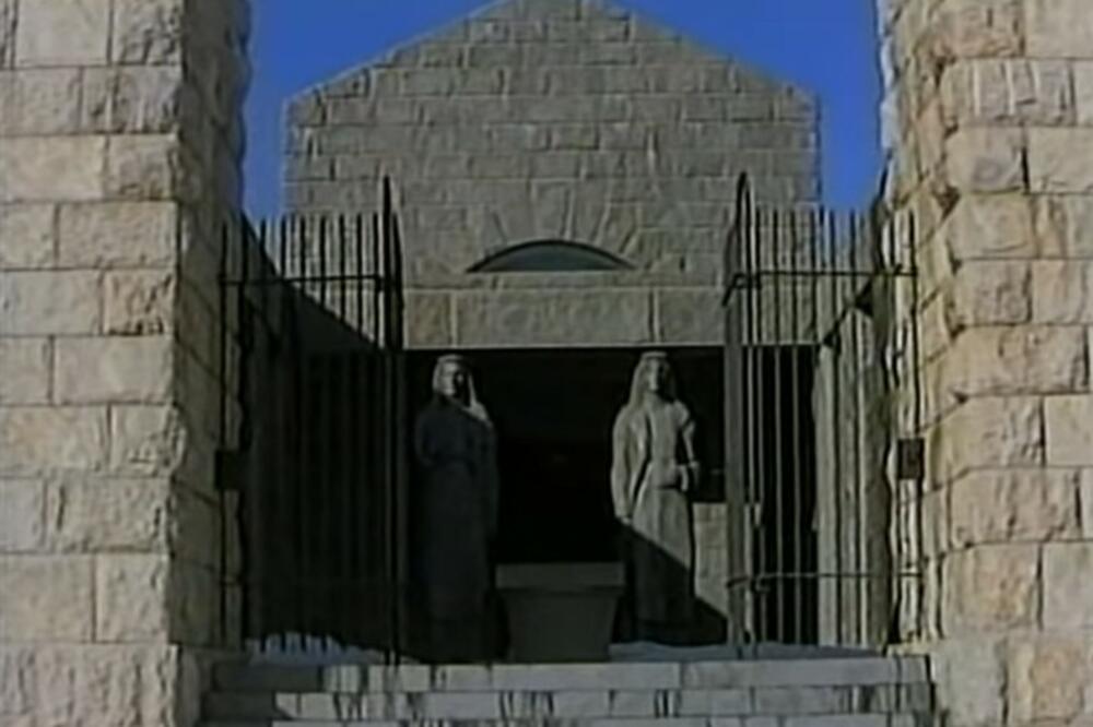 NJEGOŠ NA SAMRTI OSTAVIO AMANET I PROKLETSTVO? Reči njegovog ZAVETA malo KO ZNA, a one LEDE KRV u ŽILAMA! (VIDEO)