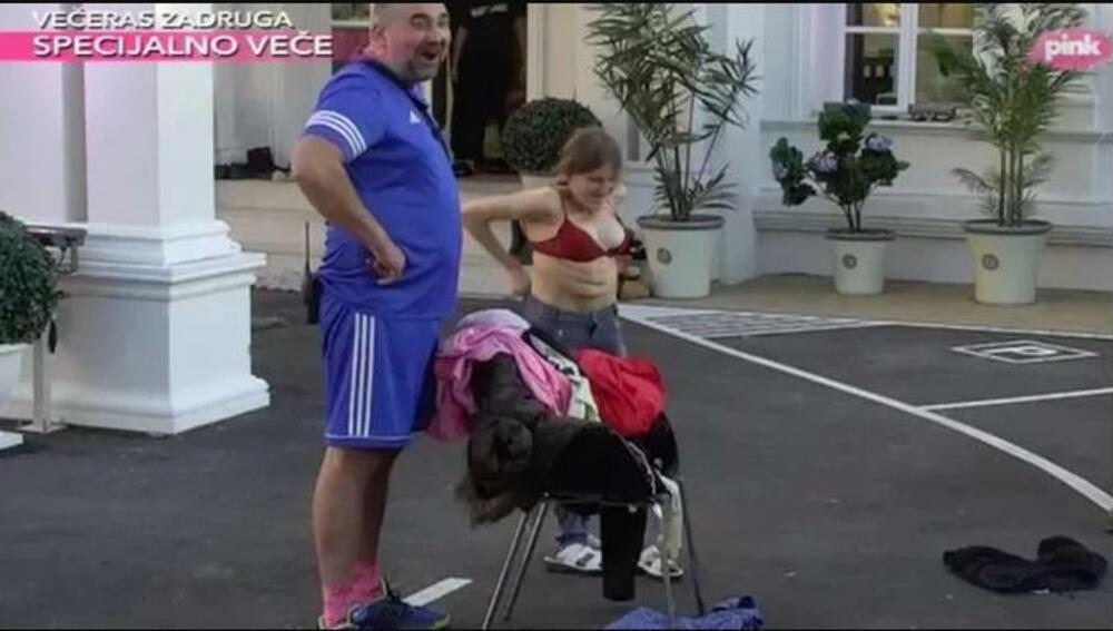 Jedan od glavnih razloga njenog takmičenja u 'Zadruzi' je bilo prikupljanje novčanih sredstava za uklanjanje grbe koju ima od rođenja.