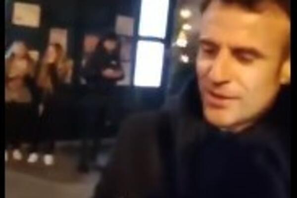 LJUDI PROLAZE I IZBULJENIH OČIJU GLEDAJU I SLUŠAJU U NEVERICI: Makron ZAPEVAO, i to BAŠ OVU PESMU (VIDEO)