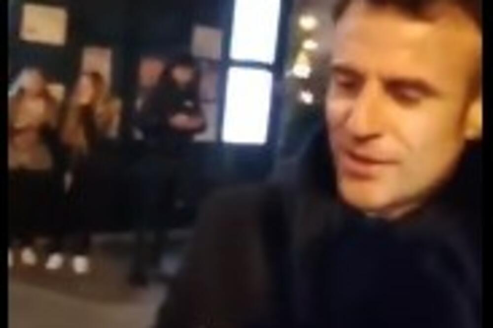 LJUDI PROLAZE I IZBULJENIH OČIJU GLEDAJU I SLUŠAJU U NEVERICI: Makron ZAPEVAO, i to BAŠ OVU PESMU (VIDEO)