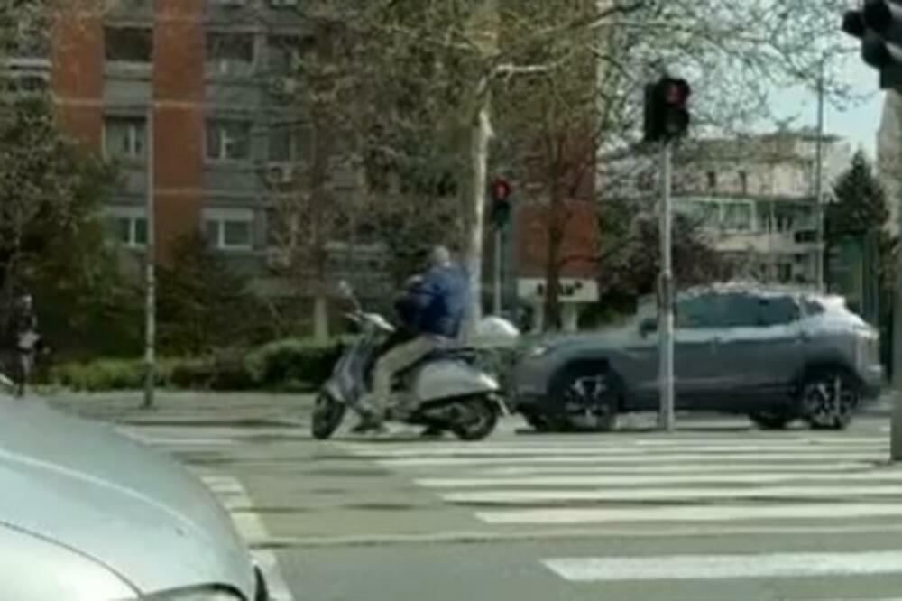 ŠTA NIJE U REDU SA OVIM ČOVEKOM: Vozi se Bulevarom na MOTORU, a pazite GDE drži DETE! (VIDEO)