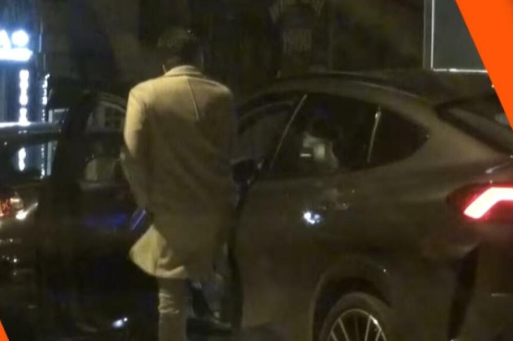 STISNUO I NE PUŠTA! VODITELJ PINKA UHVAĆEN U INTIMNOM ČINU SA KOLEGINICOM: Ima da BRUJI SRBIJA