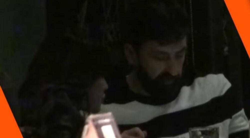 Iako je javnost imala priluku da ih zajendo vidi u programu njegove emisije 'Amidži Šou', u okviru koje Mina ima segment 'Pazi Mina', Amidžić i ona su sada prvi put uhvaćeni u javnosti, gde su bili vrlo prisni.