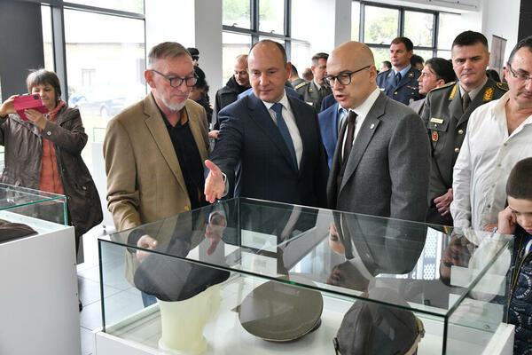 U Novom Sadu povodom Dana Vojske Srbije otvorena izložba “Vojne kape i šlemovi od sredine 19. veka do danas”