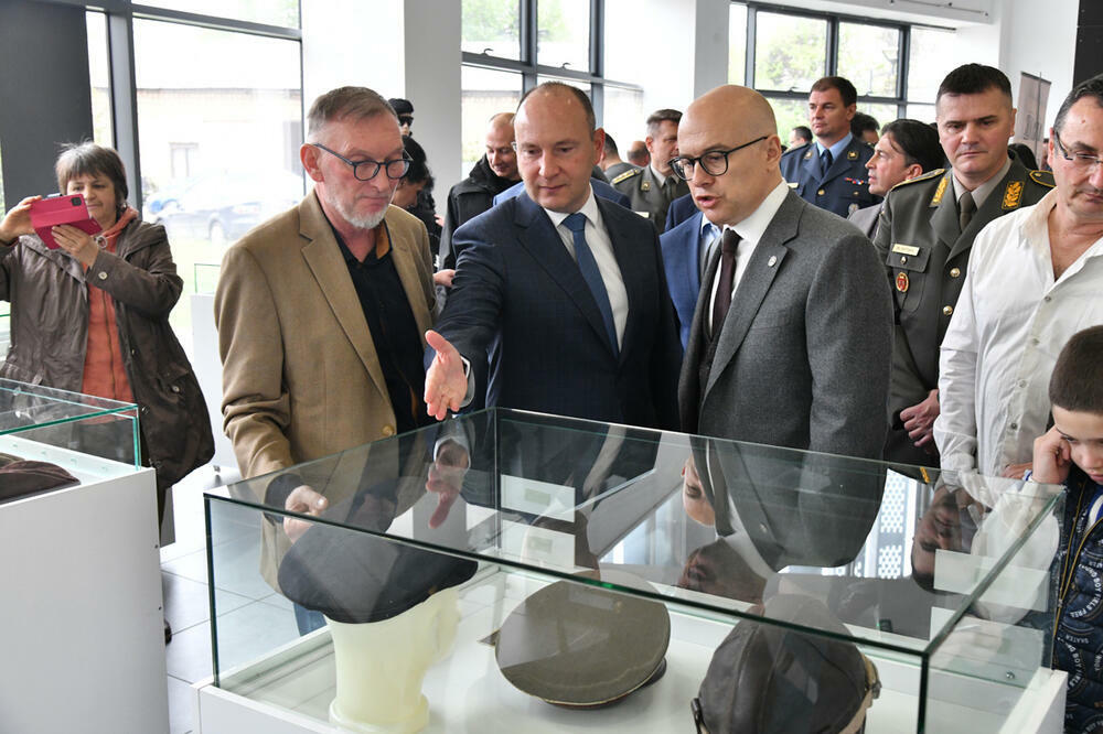 U Novom Sadu povodom Dana Vojske Srbije otvorena izložba “Vojne kape i šlemovi od sredine 19. veka do danas”