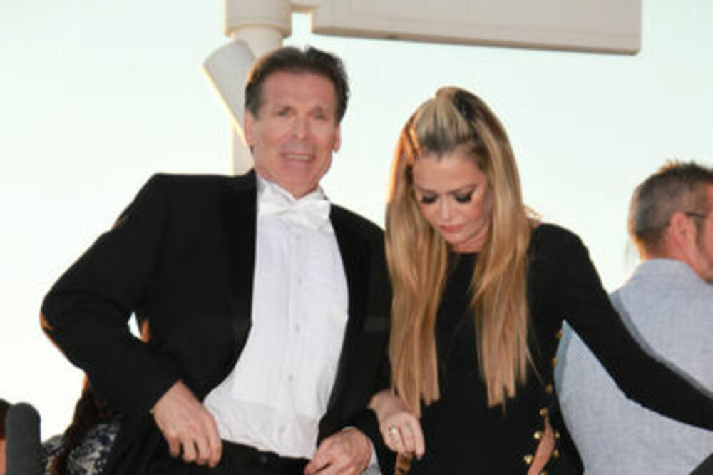 BIVŠOJ ŽENI POZNATOG GLUMCA SVE ISPALO NA IZVOLTE: Haljina se pomerila, a ona gaćice nije imala, FOTOGRAFI USLIKALI