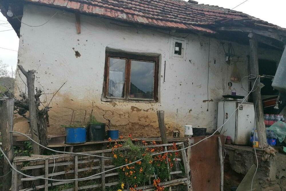 SIN PREMINUO, A MAJKA NAĐENA U TEŠKOM STANJU: Jeziva scena u kući kraj Prokuplja, ŽIVELI U TROŠNOJ KUĆI (FOTO)