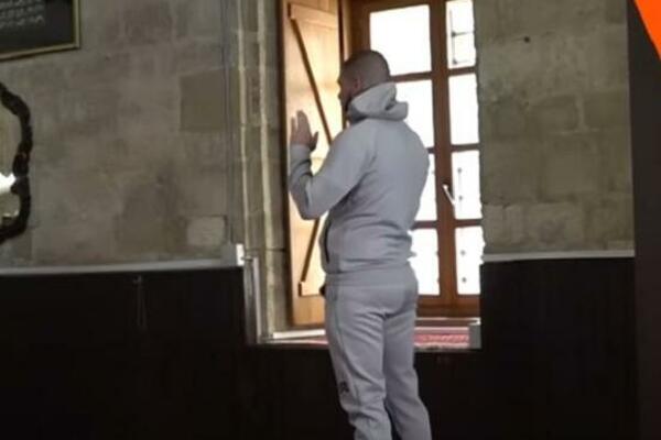 DEJAN DRAGOJEVIĆ UHVAĆEN U DŽAMIJI U BEOGRADU: Evo gde Dragojević klanja i izgovara molitvu