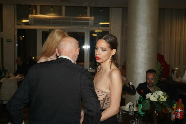 NATAŠA ŠAVIJA BEZ BRUSA U ZAGRLJAJU POZNATOG TATE, A SVE NA NJOJ PROVIDNO: PATOSIRAĆE VAS PRIZOR, SVE SE VIDI (18+)