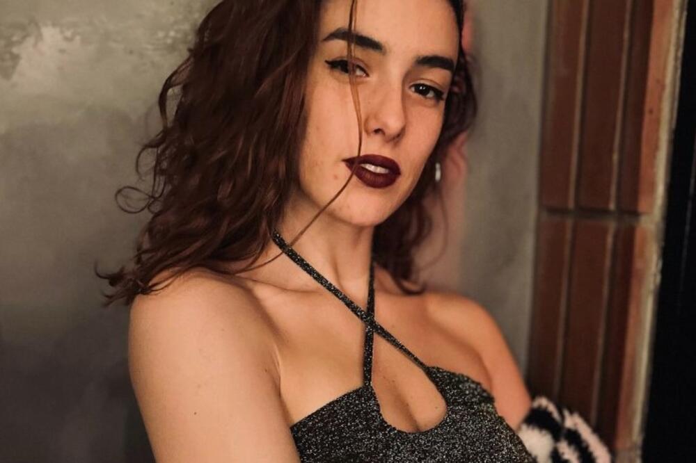 VRELA PROFESORKA DALA NEPRISTOJNU PONUDU UČENIKU AKO POLOŽI ISPIT: Nije mogao da ODBIJE, doleteo je (FOTO) (VIDEO)