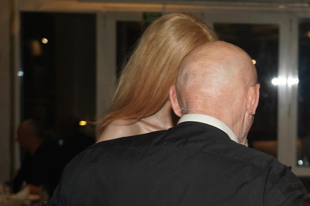 ZONA SUMRAKA! ESPRESO UHVATIO STARLETU SA 30+ STARIJIM ČOVEKOM: Pleše mu u KRILU, a onda kreće i JEZIK DA RADI