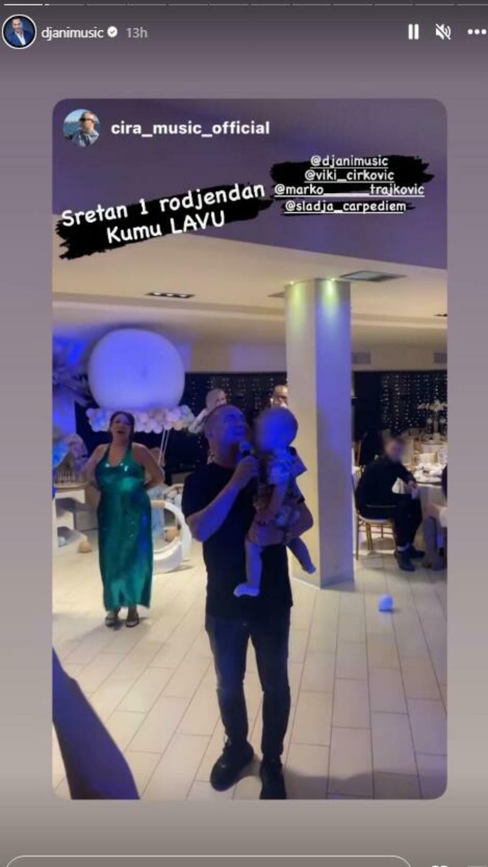 Pevač je pevao sa unukom u naručju, a žurki je prisustvovao veliki broj ljudi.