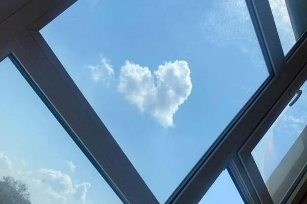 POGLEDAJTE ŠTA SE POJAVILO NA NEBU IZNAD BEOGRADA: Svi oduševljeno posmatrali ovaj prizor (FOTO)