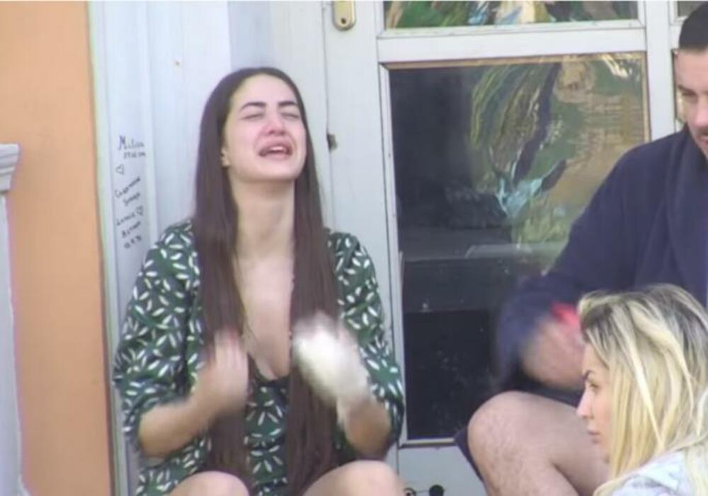 Iako je Anđela očekivala da Zvezdan bude uz nju jer je porodica nije podržala, budući da joj nisu poslali čestitku za Uskrs, Zvezdan ju je ostavio i uplovio u intimni odnos sa Majom.