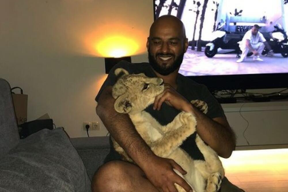 "U INAT HEJTERIMA": Biznismen drži LAVA u LUKSUZNOJ vili u Sarajevu, BAHATI SE, a pratioci ga KUNU (FOTO)