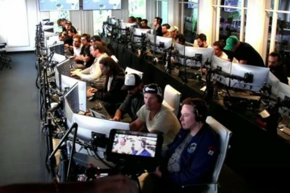 LJUTI RAT MILIJARDERA SE ZAHUKTAVA: Mask zapretio Zakerbergu, najavljan fizički obračun?