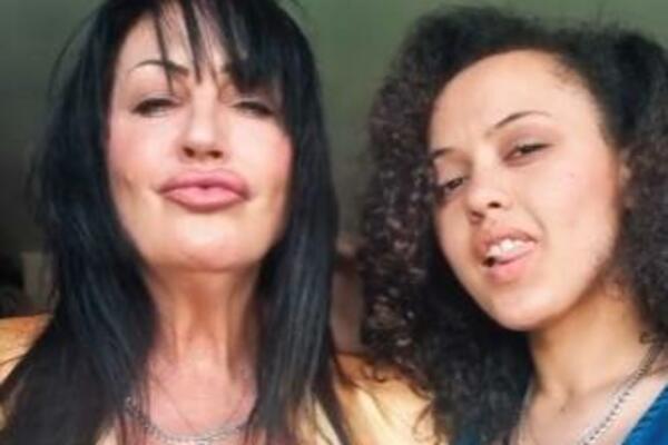 MAJKA I ĆERKA SE ZAJEDNO SLIKAJU GOLE, I TO MASNO NAPLAĆUJU: U pitanje je ENORMNA CIFRA, a 1 stvar NIKADA NE RADE