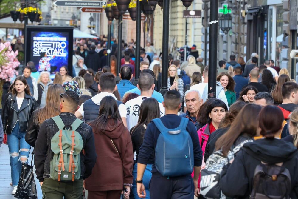 Ljudi šetaju po lepom vremenu