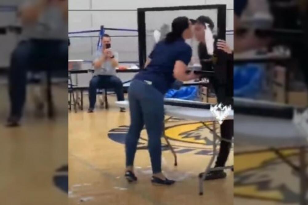 "OVO JE TAKO ODVRATNO": Organizovano BIZARNO TAKMIČENJE u ŠKOLI, učenici i profesori se LIZALI, FUJ! (FOTO)