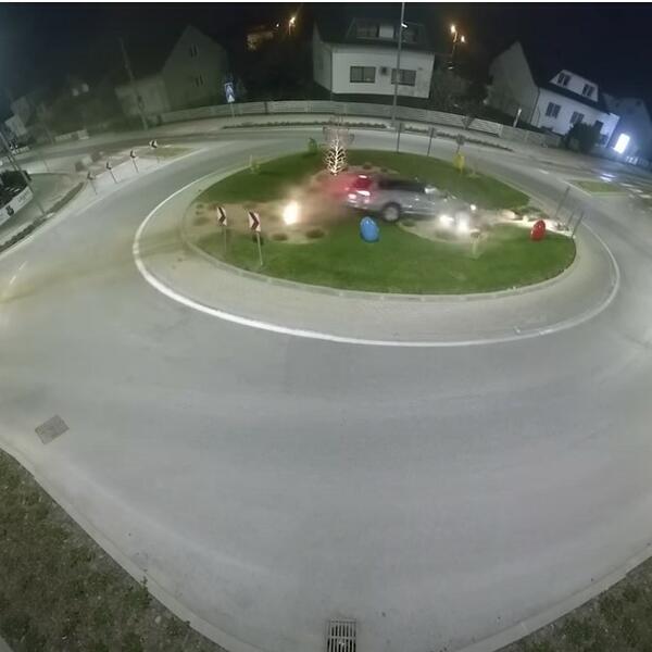 OVAJ SNIMAK ŠOKIRAO JE CEO BALKAN: Pogledajte samo šta ovaj ludi vozač radi, KAKVA SRAMOTA (VIDEO)