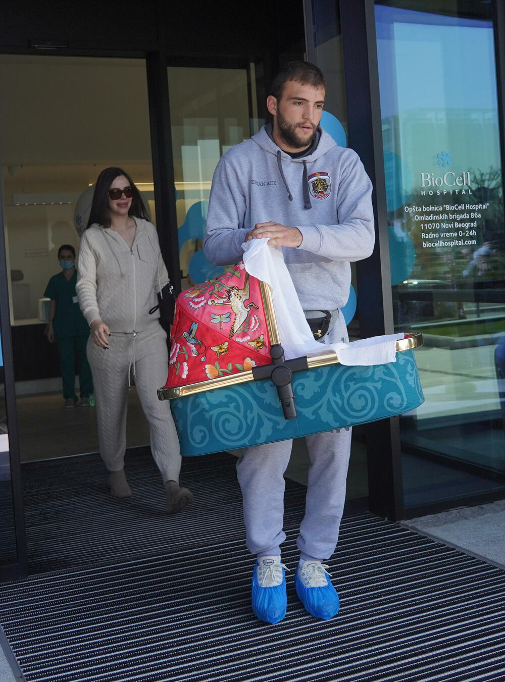 Veljko izneo Krstana iz porodilišta