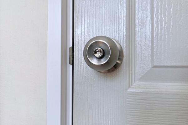 EVO ZAŠTO NE BI TREBALO DA UGRAĐUJETE BELA ULAZNA VRATA: Jednom za svagda saznajte OVU ISTINU